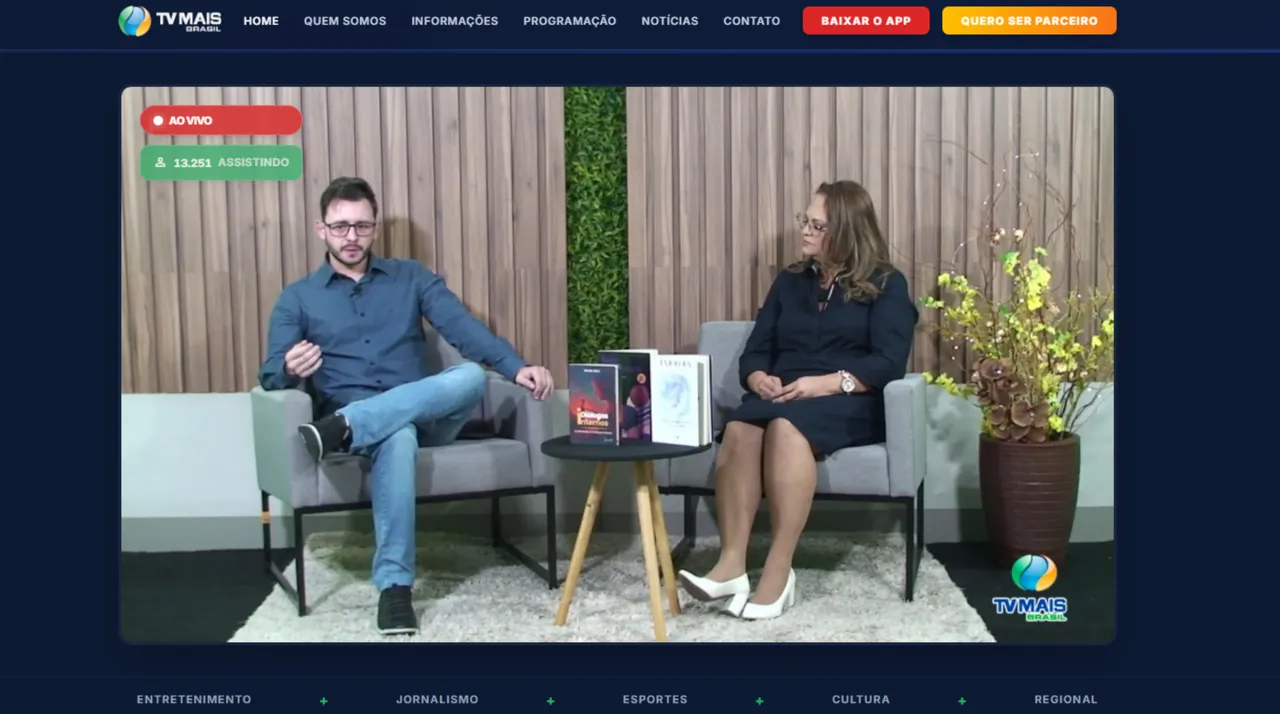 Vinícius Luz participando do programa Diálogos Internos na TV Mais Brasil